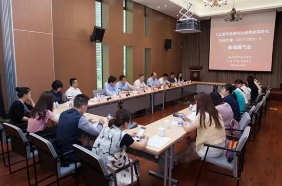 参加新闻通气会